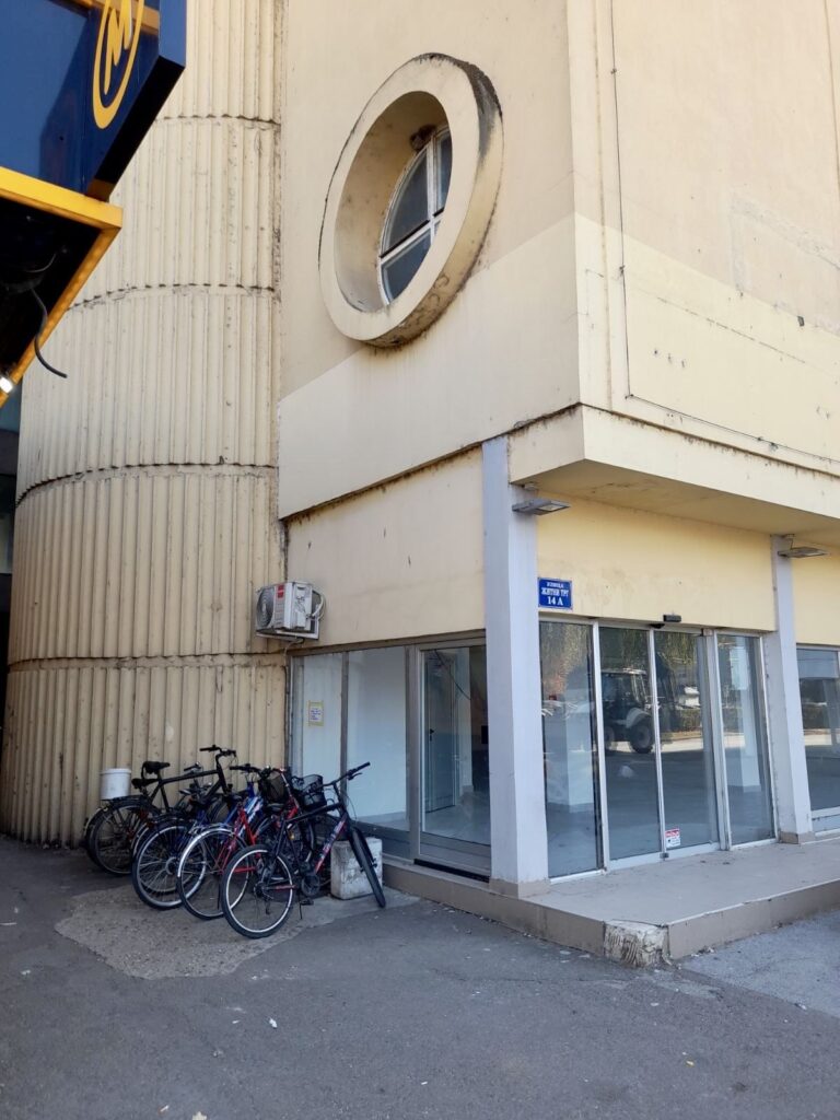 Ugao zgrade na Žitnom trgu 14A sa ulazom u lokal, Zrenjanin